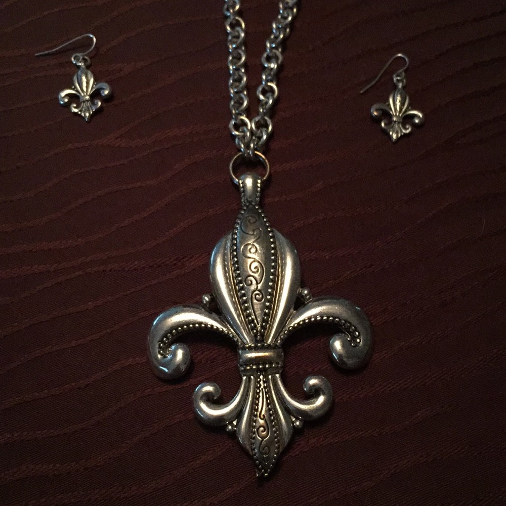 Fleur De Lis silver necklace and earring set
